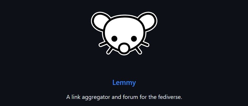 L'immagine presenta un design minimalista su uno sfondo nero. Al centro, c'è un'illustrazione bianca di un lemming con grandi orecchie e un naso prominente, che è il simbolo di lemmy. Sotto l'immagine del topo, il testo "Lemmy" è scritto in blu, seguito da una descrizione in bianco che recita: "A link aggregator and forum for the fediverse." Questo suggerisce che Lemmy è un servizio che funge da aggregatore di link e forum per la fediverse, una rete di social media decentralizzata.